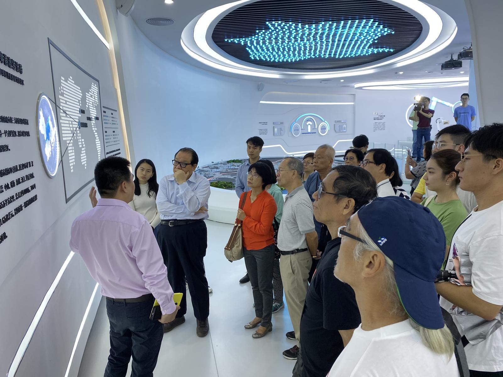 20191102_新能源汽車小鎮管理人員講解公司發展情況