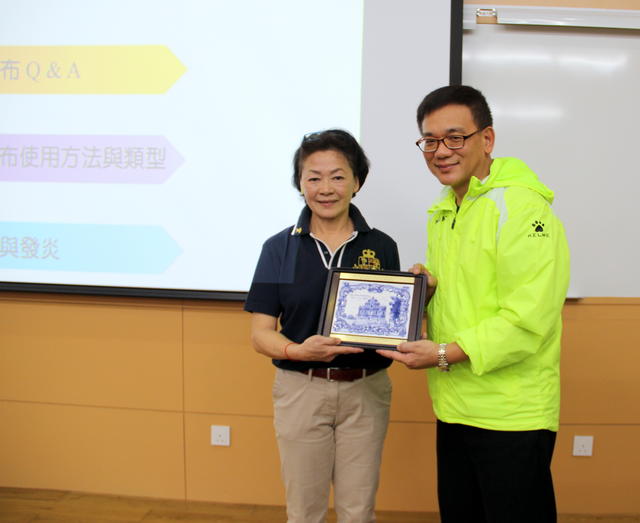 20160402_校友會理事長葛萬金致送紀念品予駱明瑤副教授